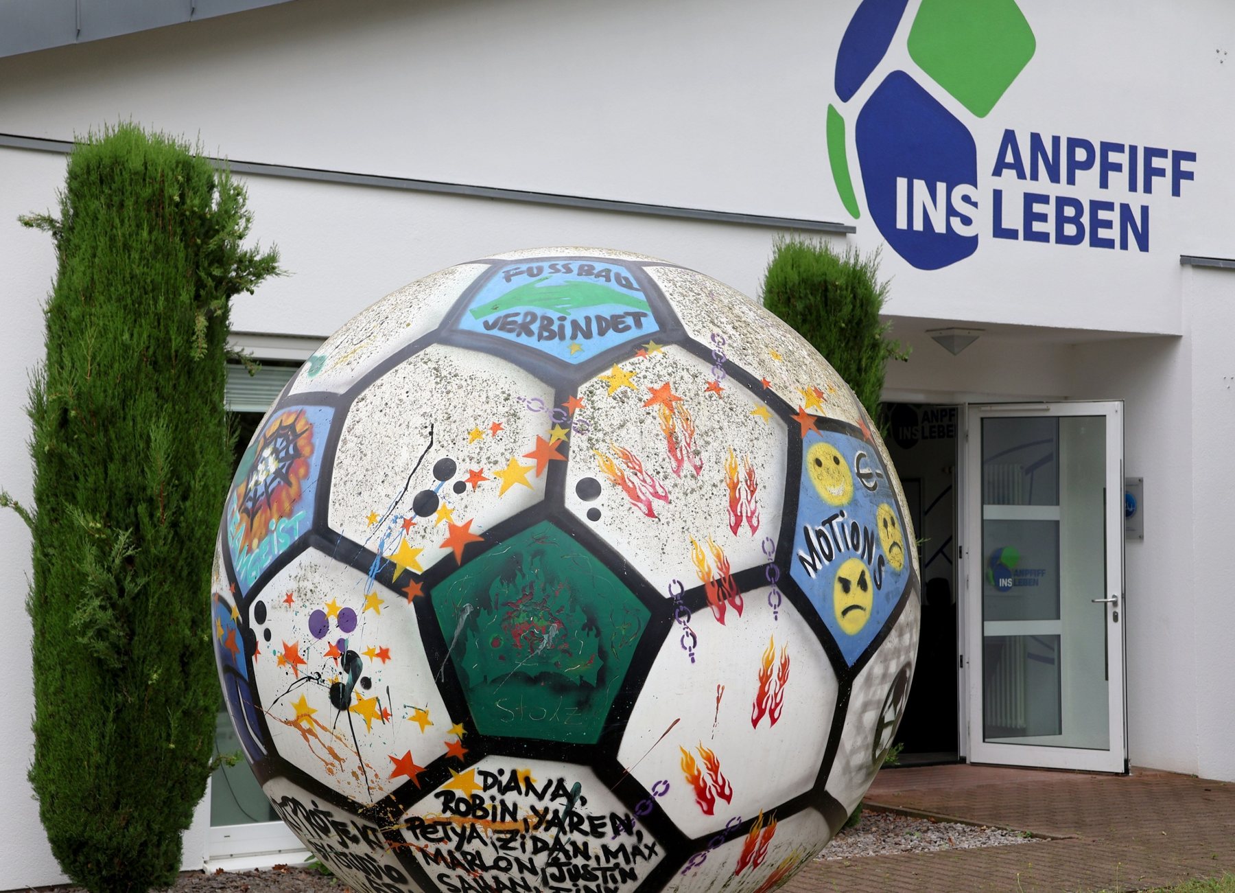 Bunt bemalter Fußball vor dem Gebäude von Anpfiff ins Leben
