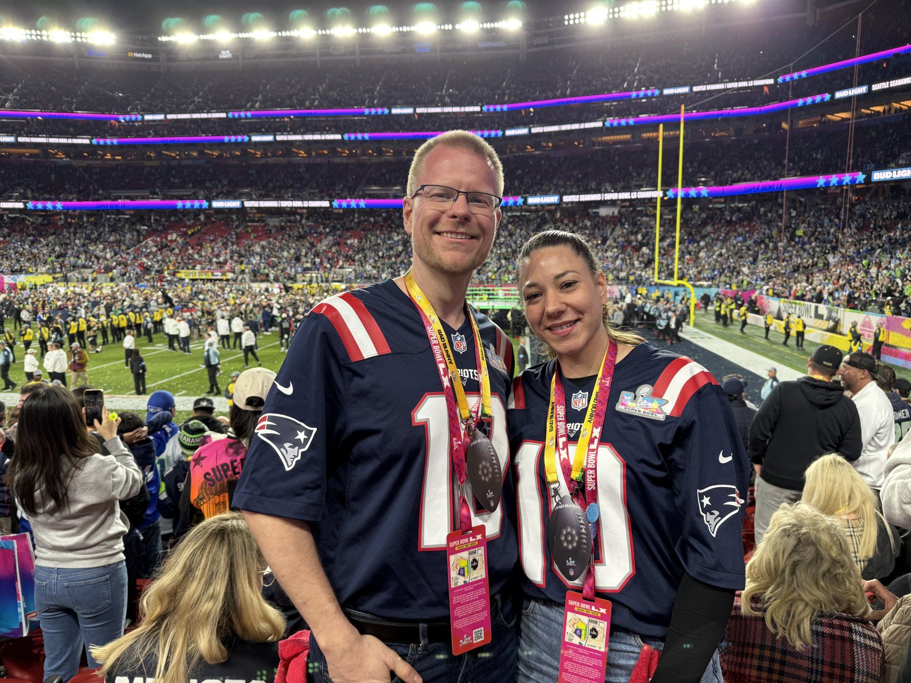 Gewinner*innen im Stadion beim Super Bowl LX