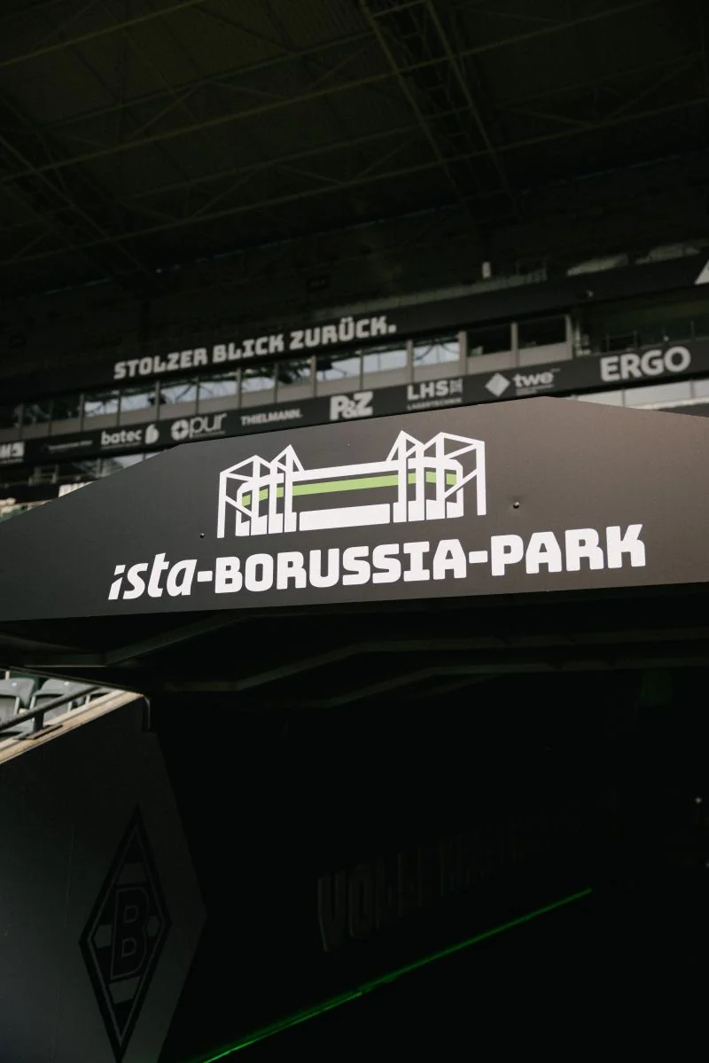 Stadioneingang mit dem neuen Schriftzug ista-Borussia-Park