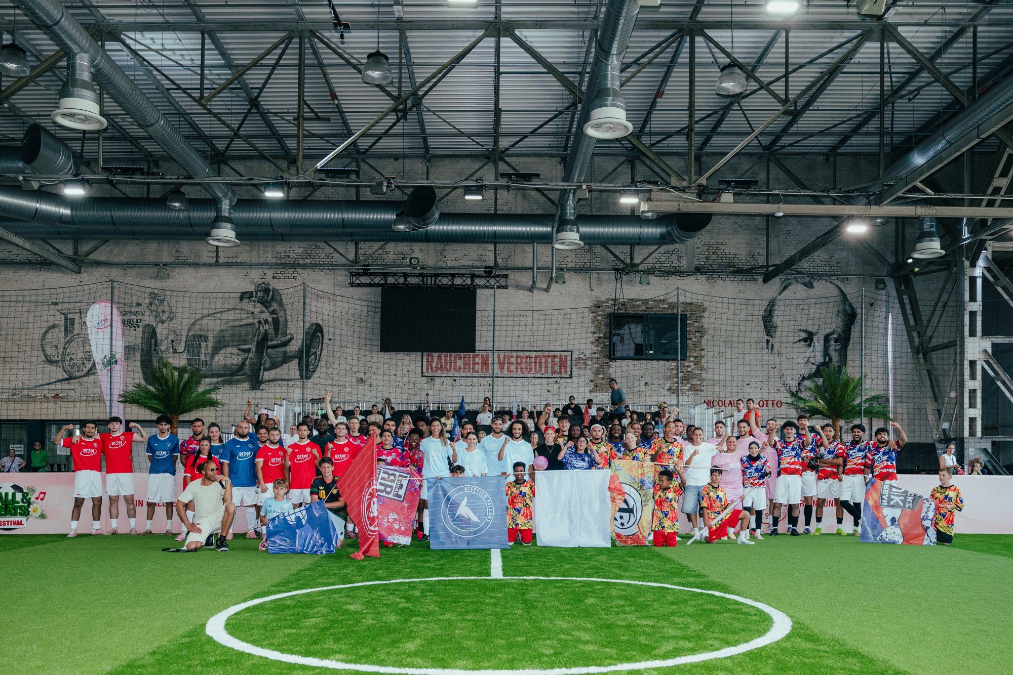 Gruppenfoto aller Teams beim Ball & Beats Festival 2026 in der Motorworld Köln