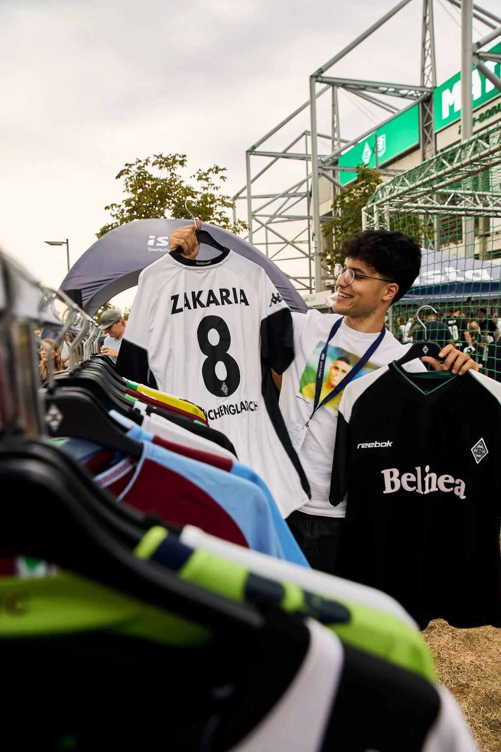 Creator präsentiert Borussia-Trikots an einer Kleiderstange
