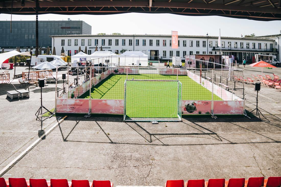 Totale auf den gebrandeten Streetball-Käfig (Bande „Ein Ball. Ein Beat. Eine Verbindung.“, Ortel- und Ball-&-B