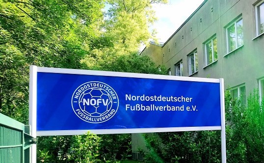 Schild des Nordostdeutschen Fußballverbands e. V. vor der Geschäftsstelle