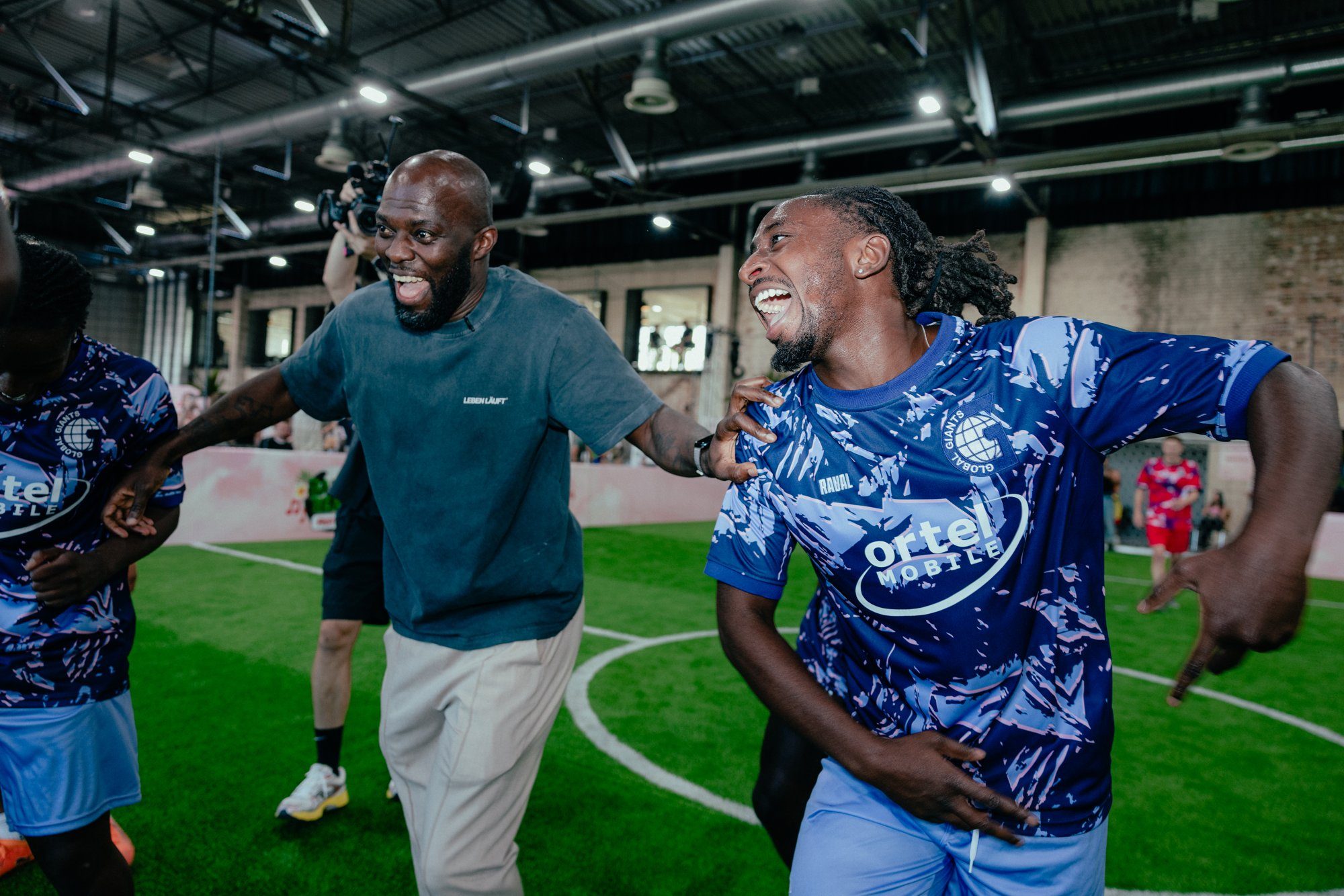 Jubelnde Spieler und Coaches beim Ball & Beats Festival 2026 auf dem Kleinfeld in der Motorworld Köln