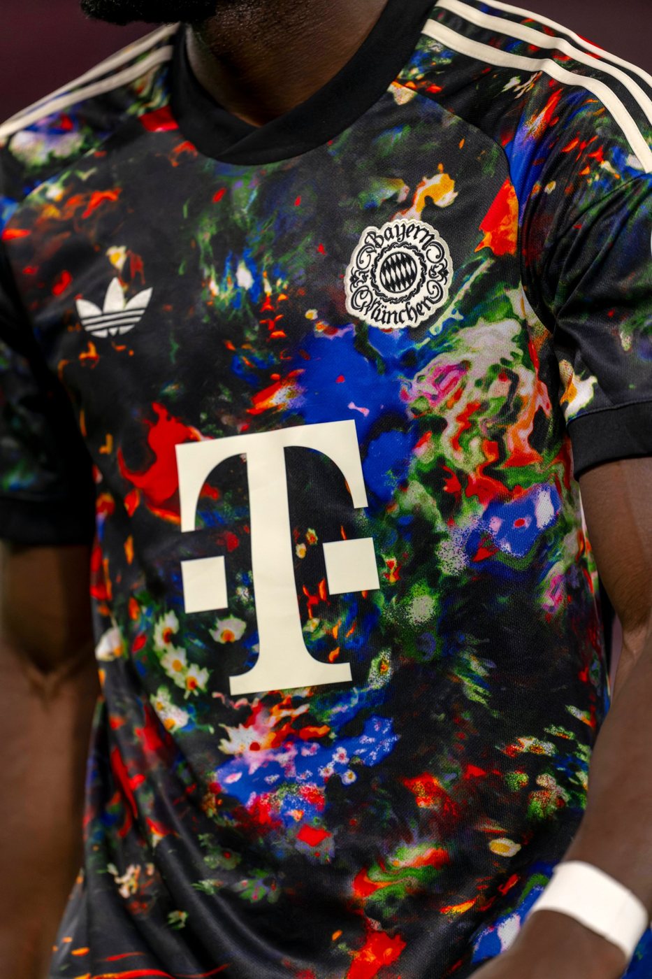 Trikot des FC Bayern München mit dem Telekom-Logo auf der Brust