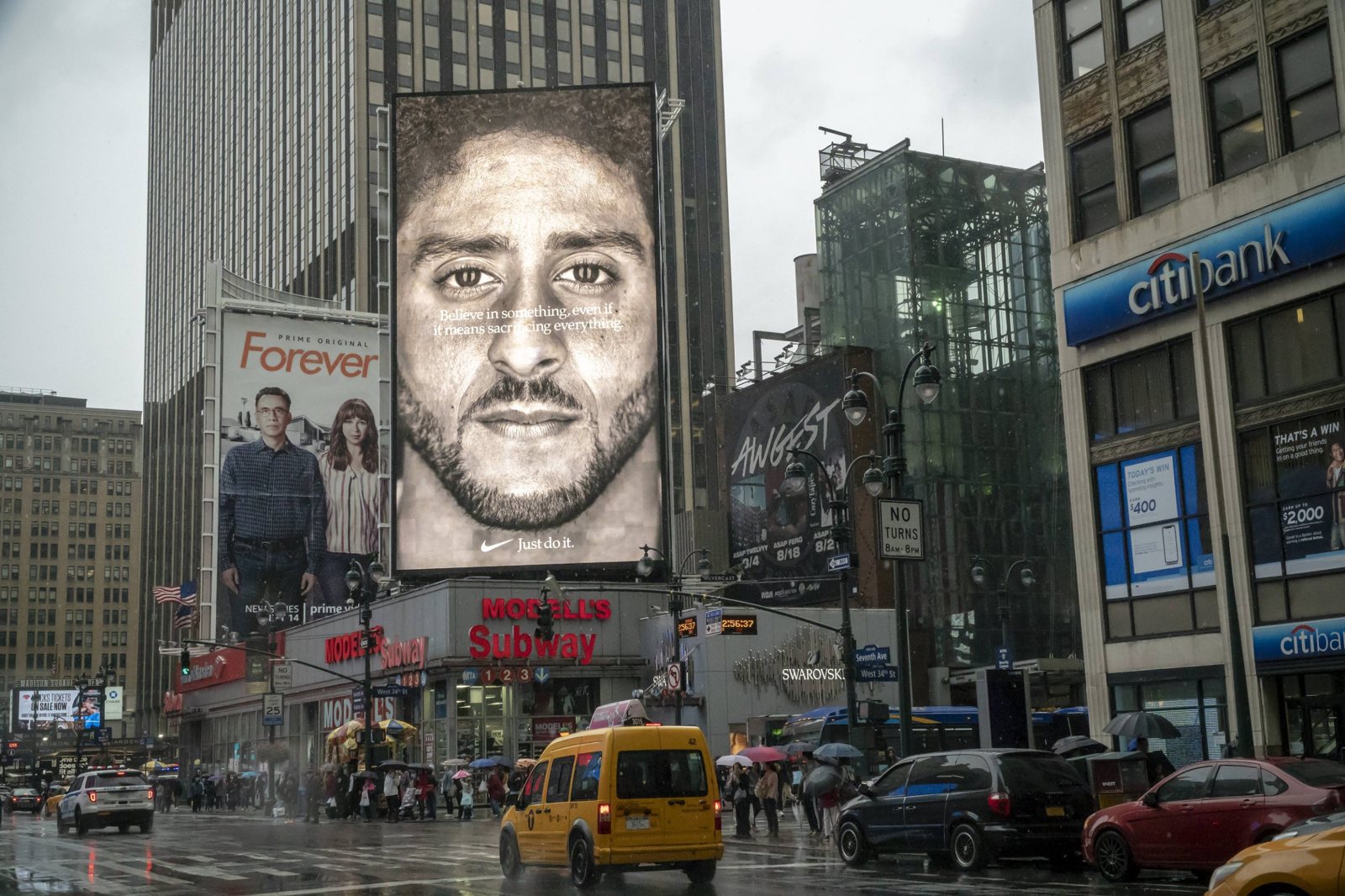 Großes Nike-Plakat mit Colin Kaepernick und dem Slogan „Believe in something, even if it means sacrificing everything“ an einer Hauswand in New York