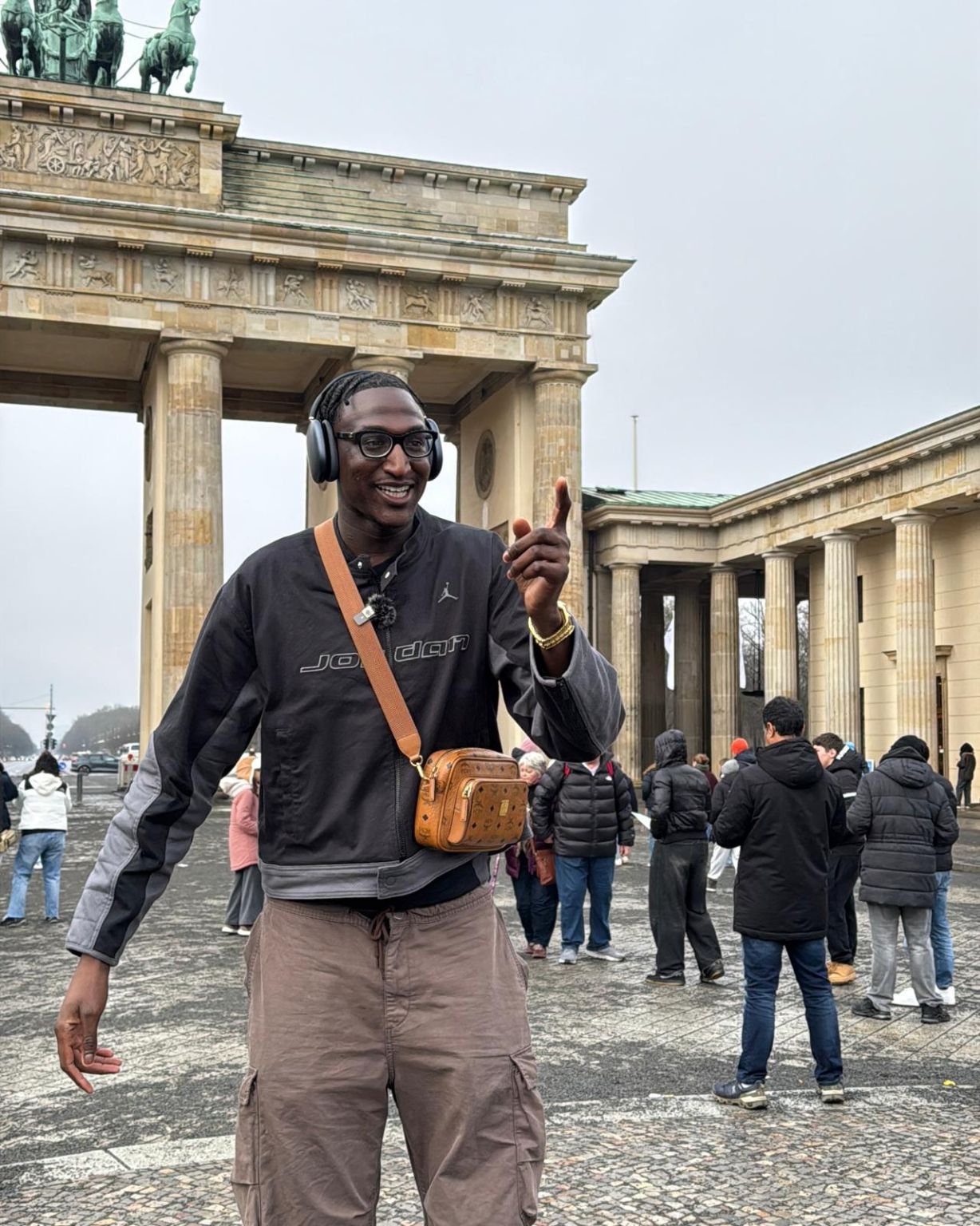 Basketballer mit Kopfhörern vor dem Brandenburger Tor beim Videodreh für Fanatics und Apple Music