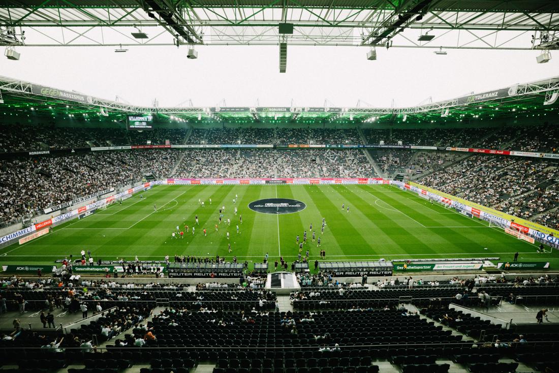 Totale des vollen ista-Borussia-Parks beim Aufwärmen, Mittelkreis-Branding „ista-Borussia-Park“ und grünes Dac