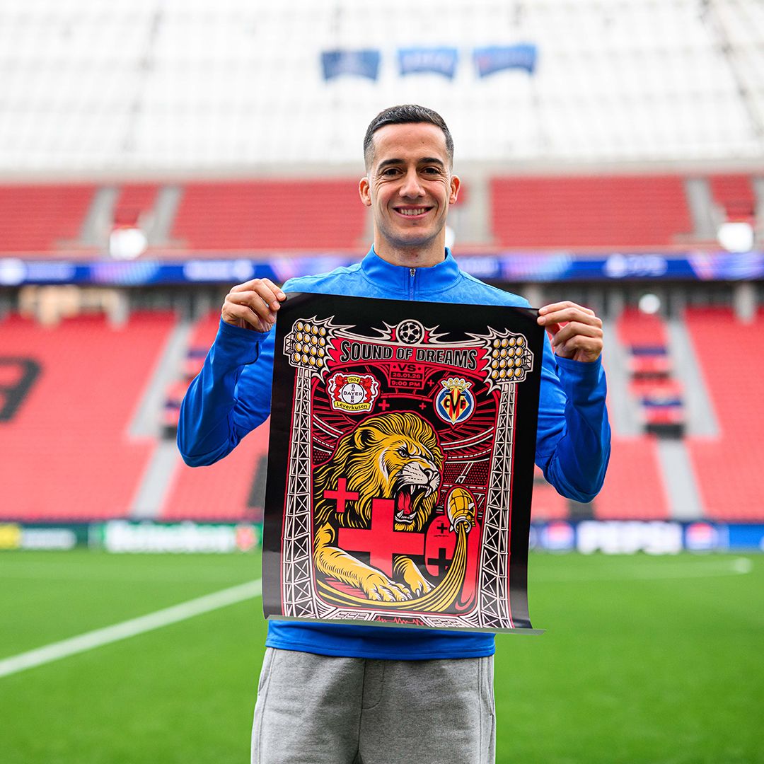 Spieler von Bayer 04 hält das Sound-of-Dreams-Poster zum Heimspiel gegen Villarreal in der BayArena