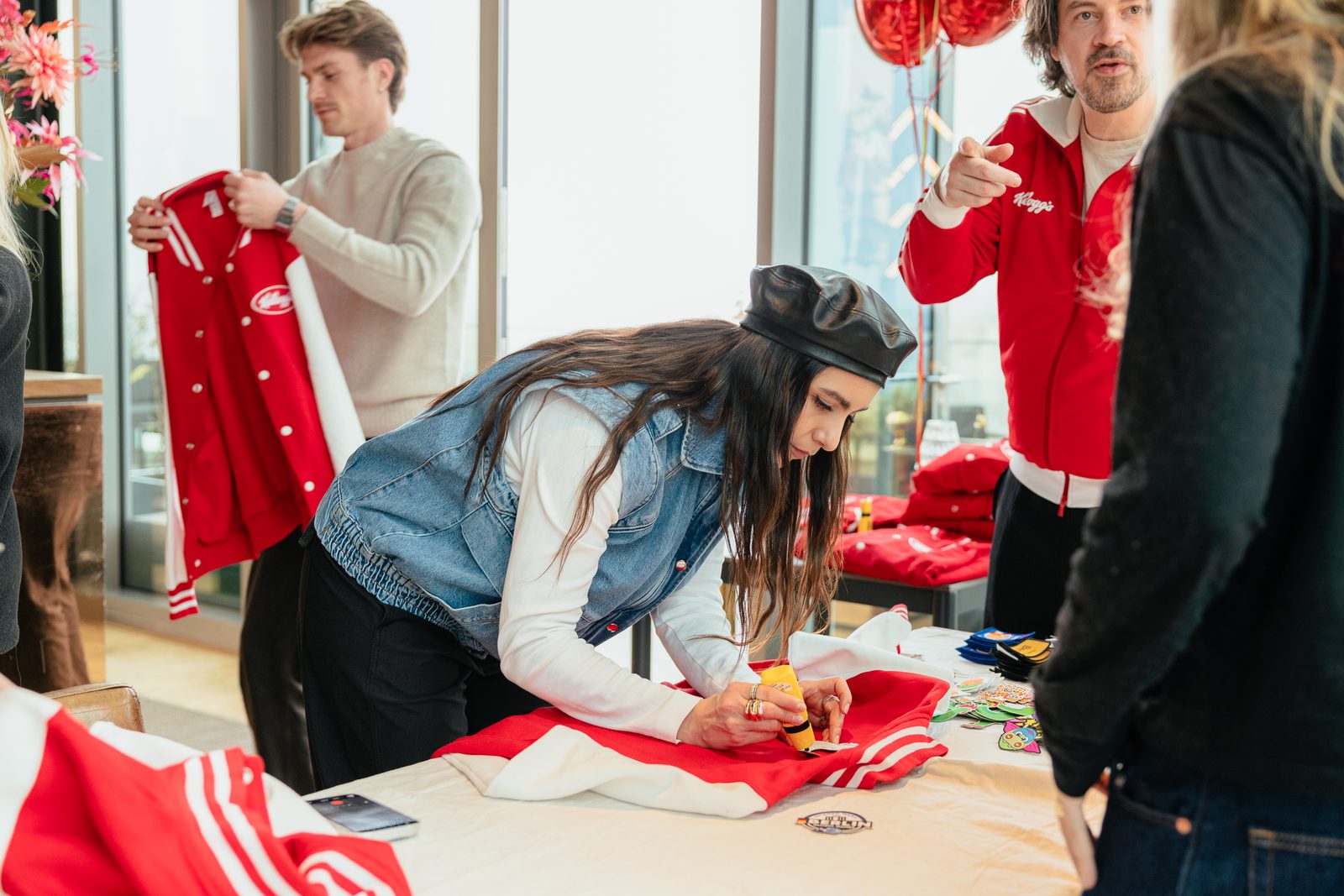 Creatorin gestaltet ihre rote College-Jacke mit Patches