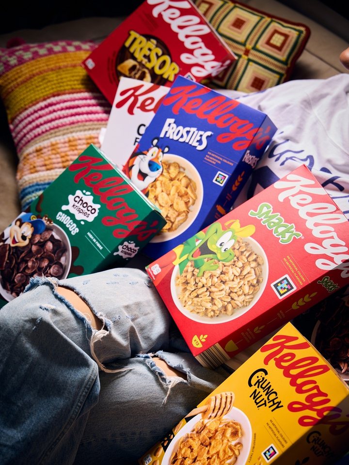 Bunte Kellogg’s-Packungen auf dem Schoß