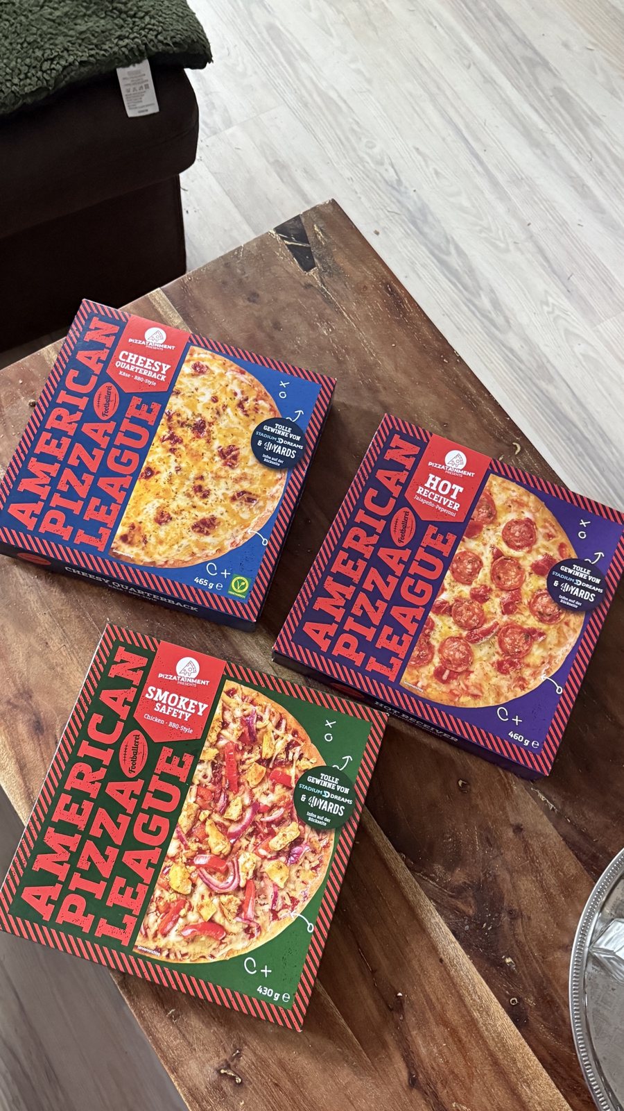 Die drei Packungen der American Pizza League: Cheesy Quarterback, Hot Receiver und Smokey Safety