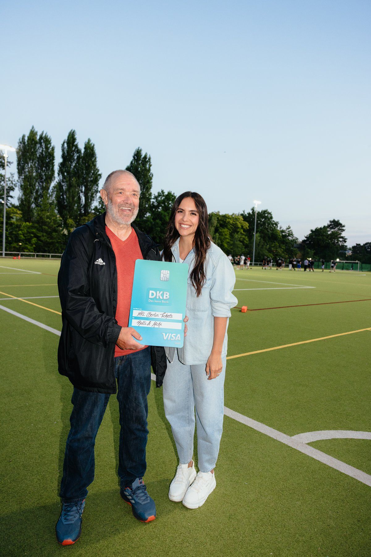 Übergabe der Tickets an einen langjährigen Trainer am Footballplatz