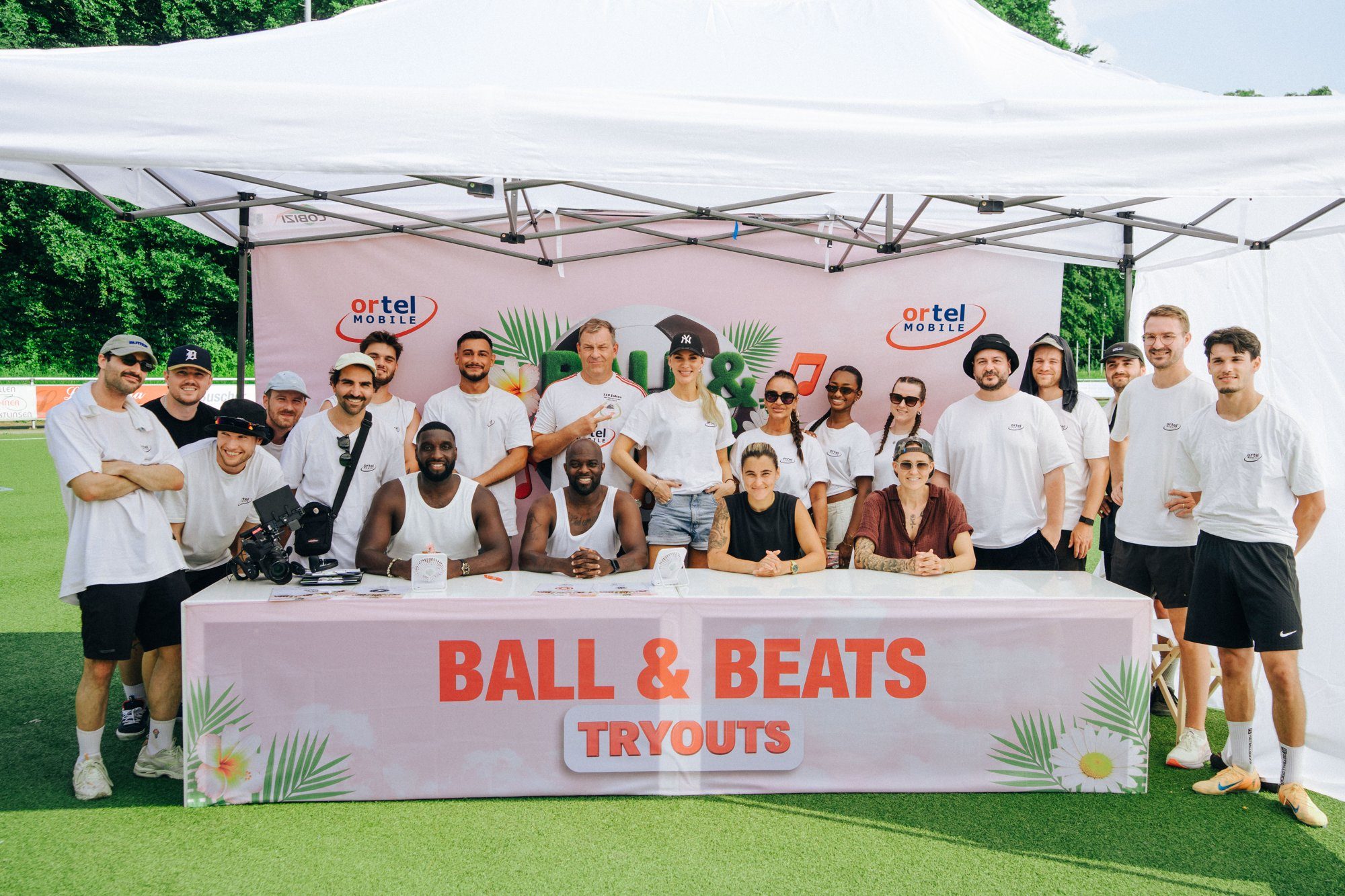 Jury und Team hinter dem Ball & Beats Tryouts-Tisch beim Casting