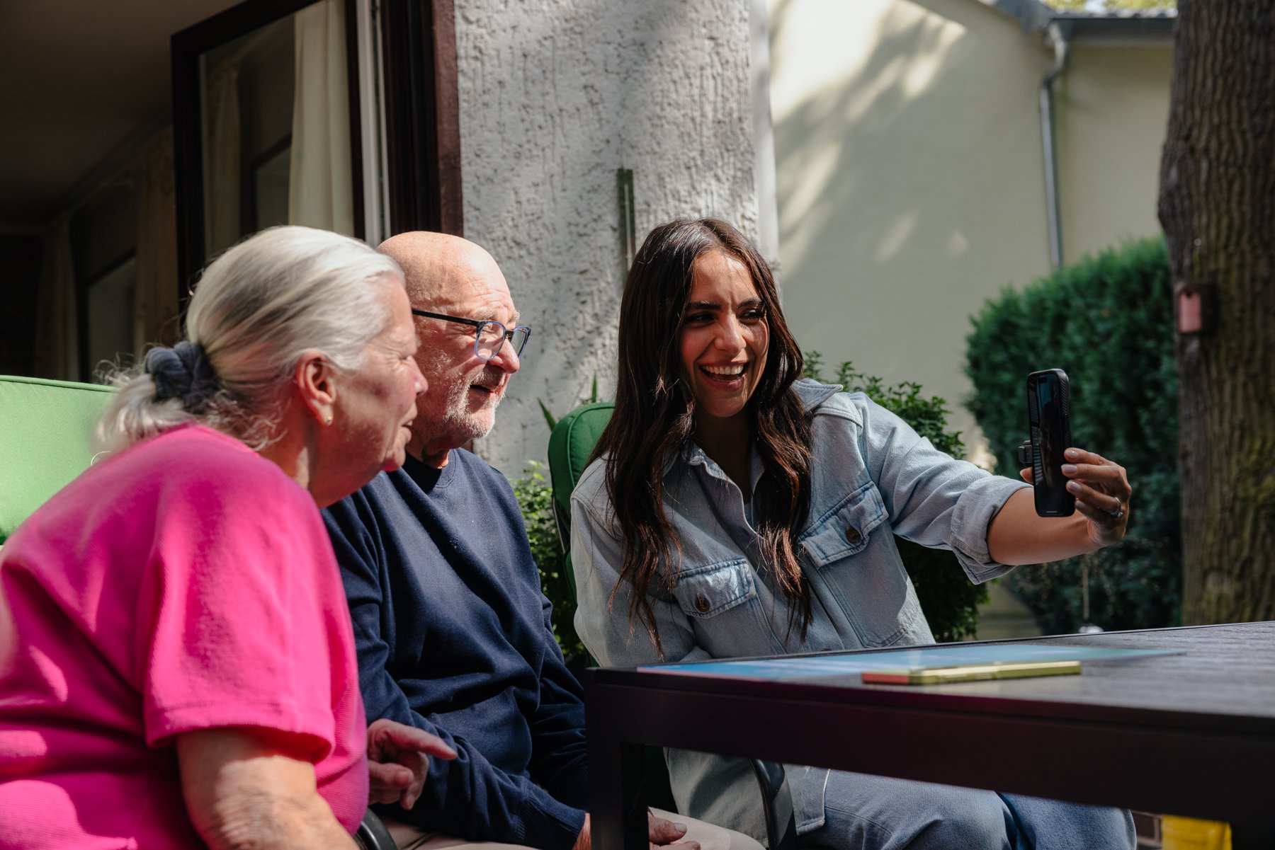 Überraschungsbesuch auf der Terrasse, Übergabe der übergroßen DKB-Karte