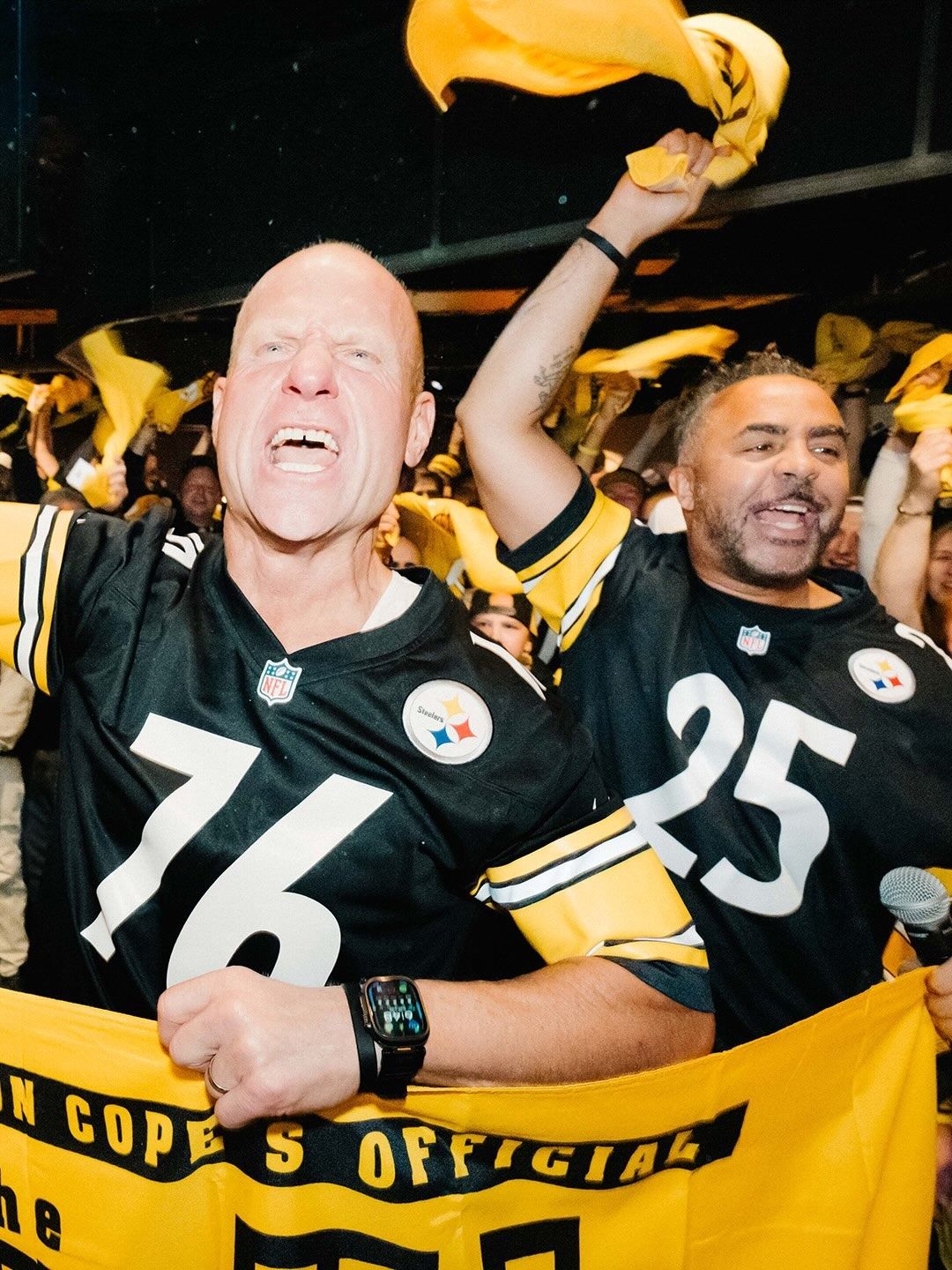 Steelers-Fans mit Terrible Towels bei der Watch-Party „Heimspiel“