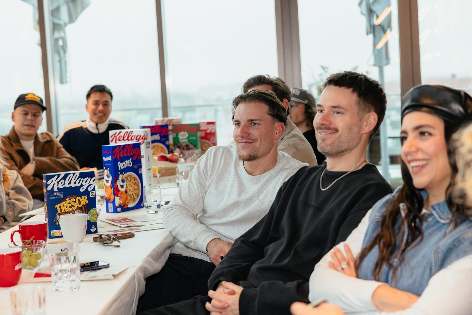 Creator*innen lachen gemeinsam am Frühstückstisch
