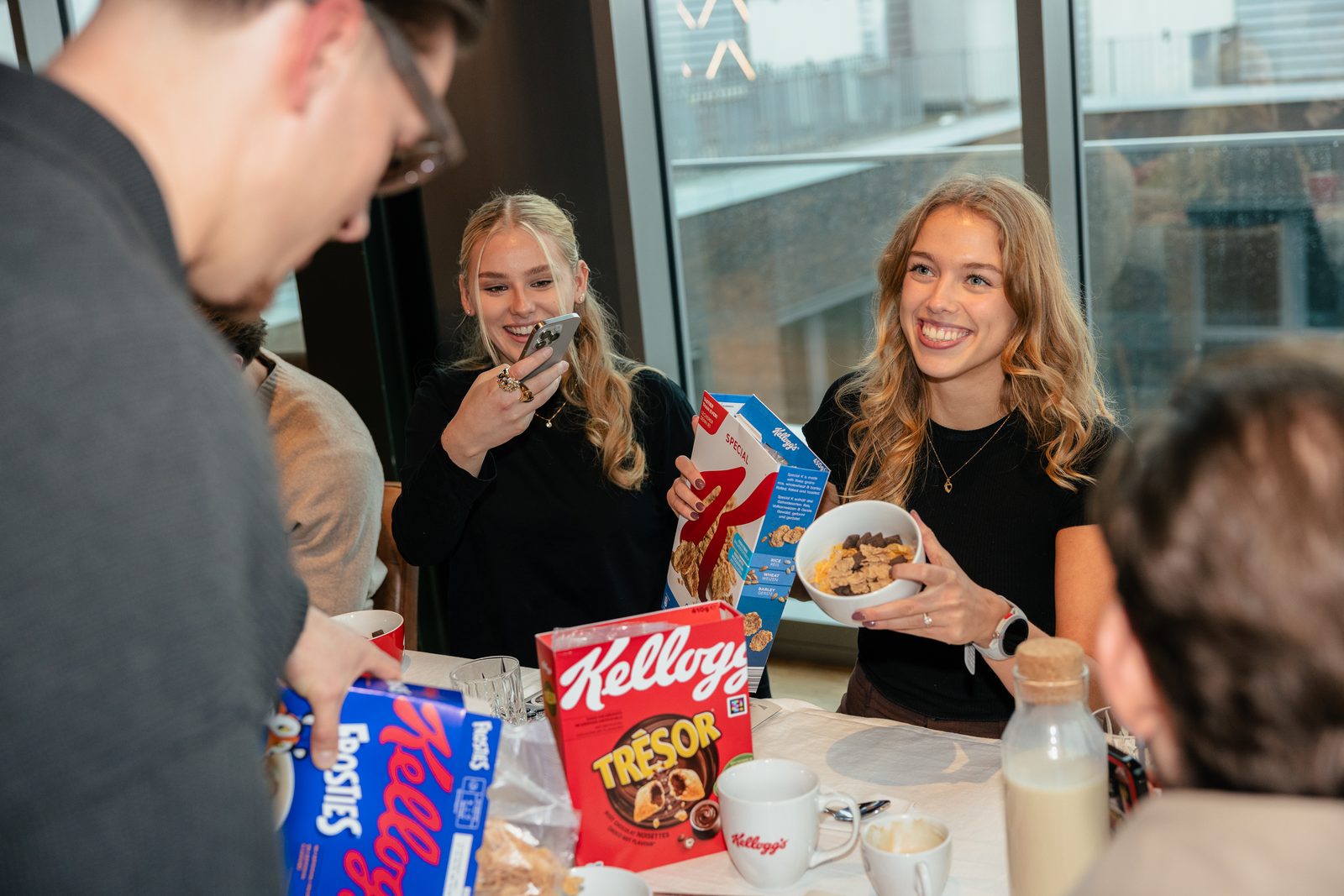 Creatorinnen am Frühstückstisch mit Kellogg’s-Packungen