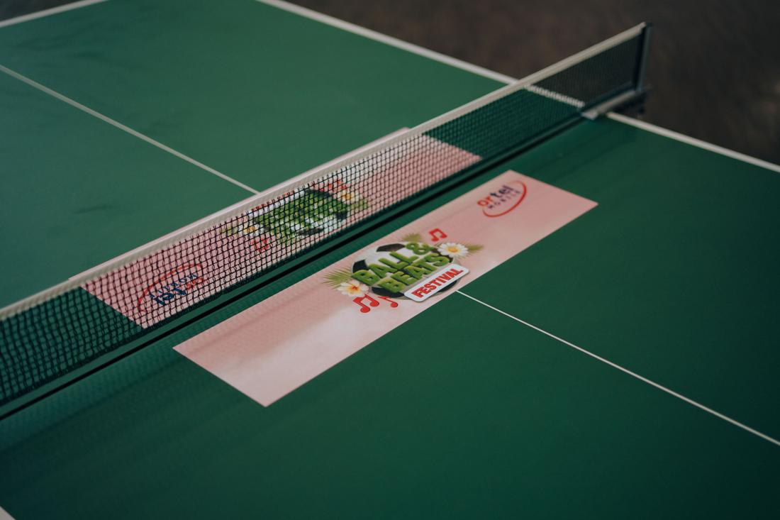 Gebrandete Tischtennisplatte mit Ball-&-Beats-Festival-Logo und Ortel-Mobile-Wortmarke – sauberer, grafischer 