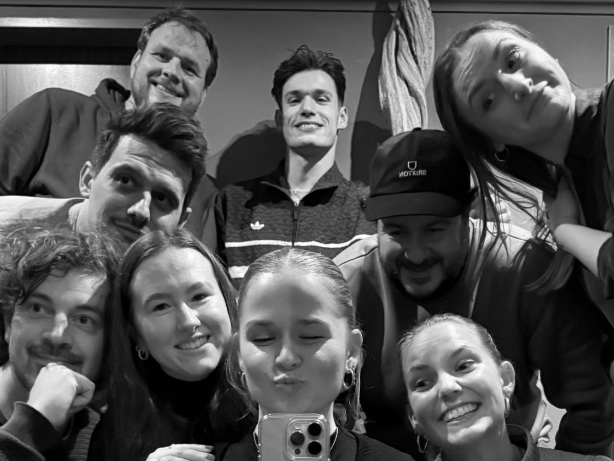 Das Hamburger Team von Hirsch auf Löwe beim Gruppenselfie