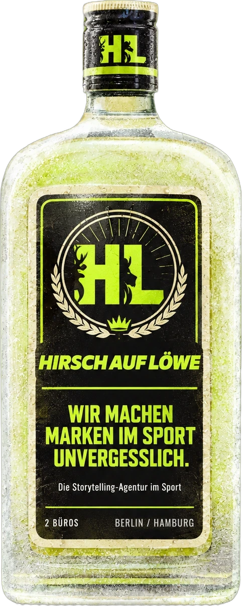 Glasflasche mit schwarzem Hirsch-auf-Löwe-Etikett: Wir machen Marken im Sport unvergesslich.