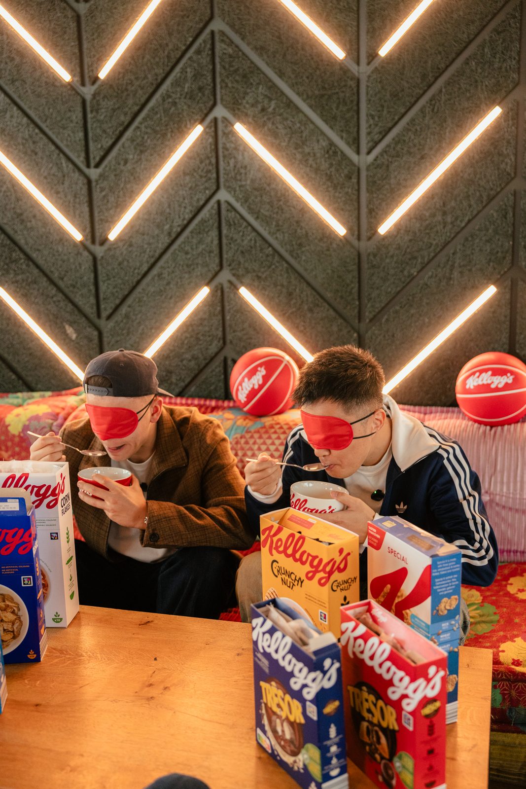 Creator*innen mit Augenbinde bei einer Geschmacksrunde
