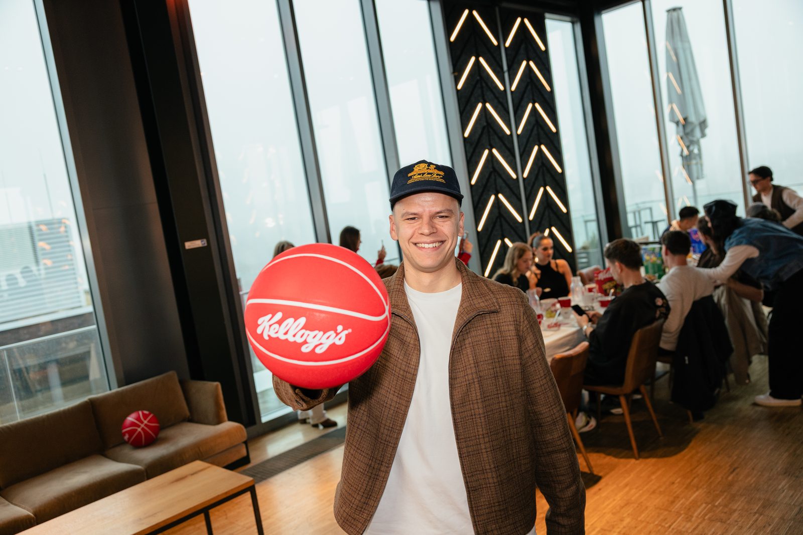 Creator mit rotem Kellogg’s-Basketball im Eventraum