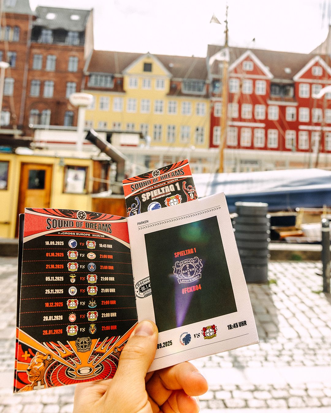 Aufgeklappter Sound-of-Dreams-Tour-Pass mit allen Champions-League-Terminen und Ticket zum 1. Spieltag in Kopenhagen, im Hintergrund Nyhavn