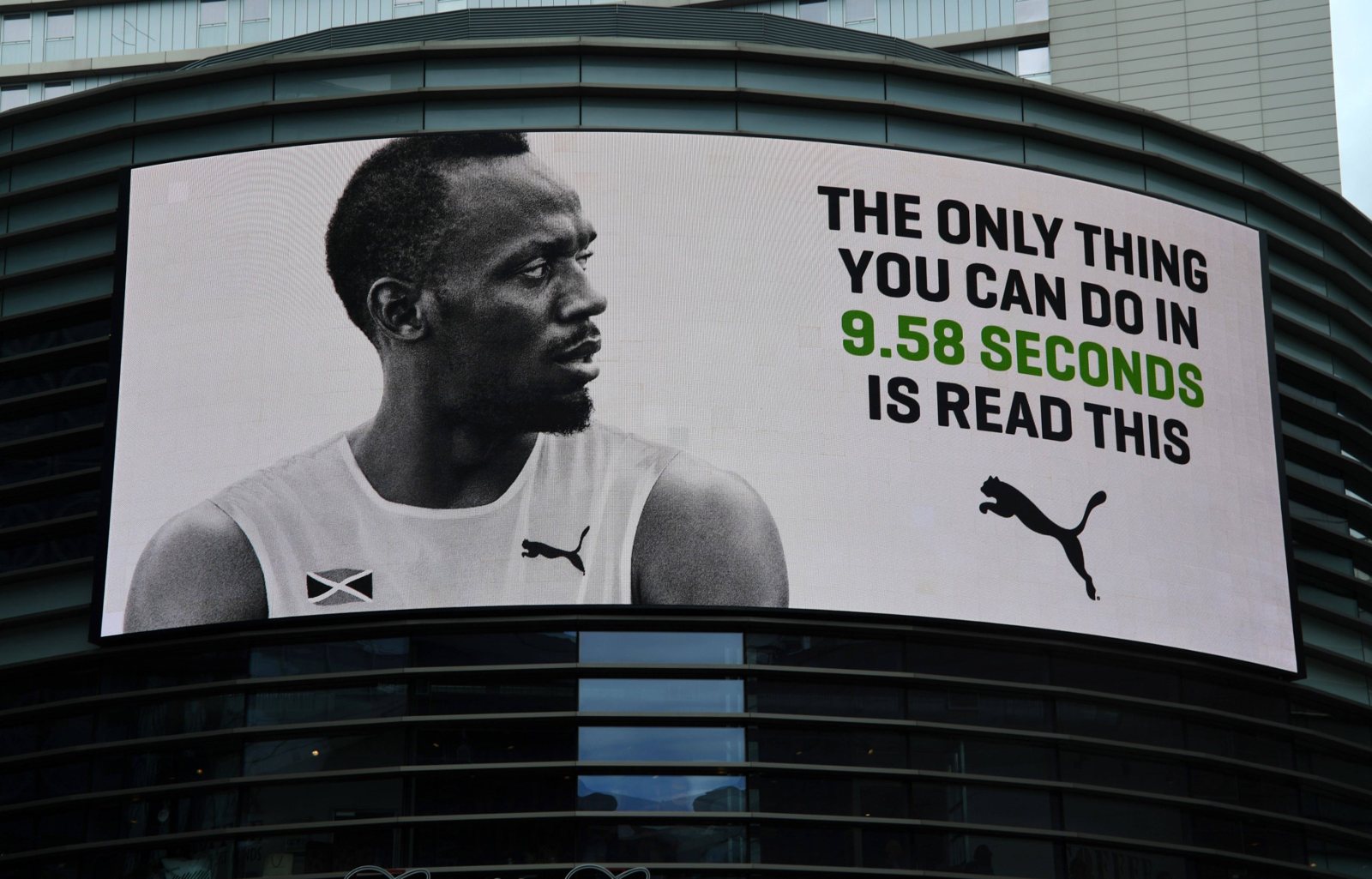 Puma-Werbetafel mit Usain Bolt und dem Satz „The only thing you can do in 9.58 seconds is read this“