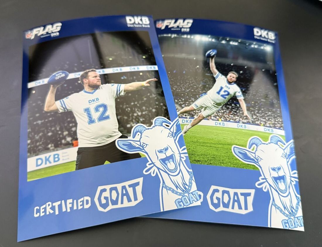 Zwei Certified-GOAT-Karten von DKB mit gezeichneter Ziege und Football-Spieler