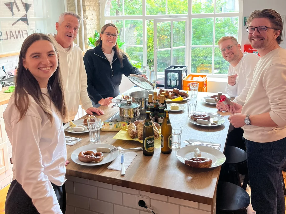 Das Berliner Team von Hirsch auf Löwe beim Weißwurstfrühstück in der Büroküche